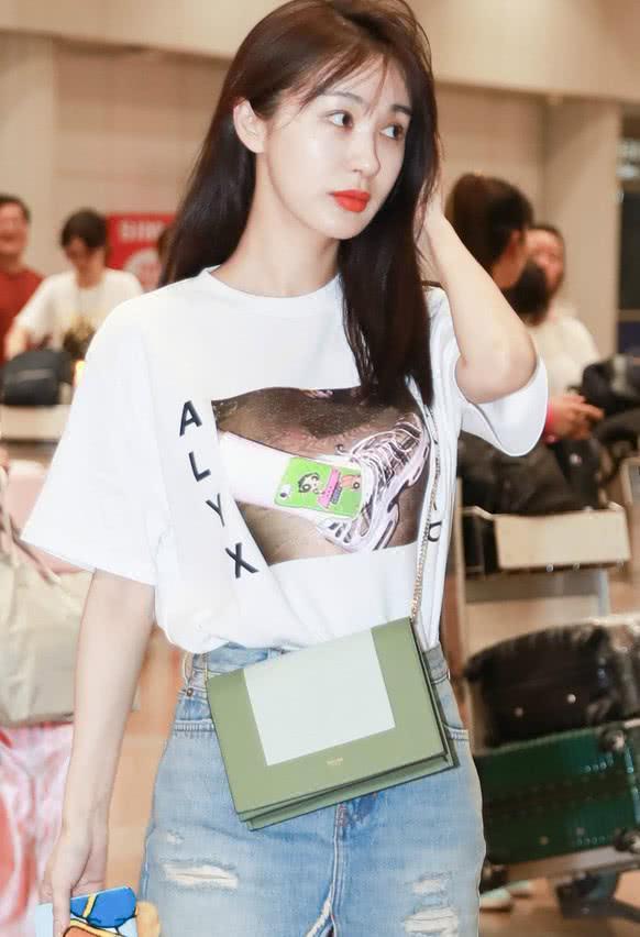 李菲儿穿超短裙现身机场，大长腿秒杀baby，黄晓明看了作何感想？