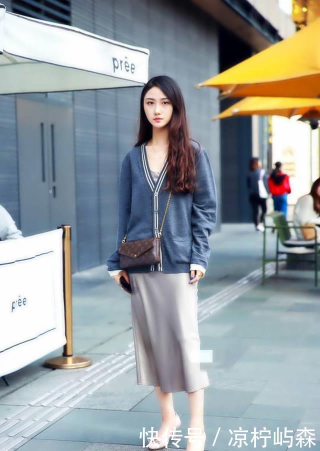 「看起来」小姐姐温柔的卷发搭配学院派穿搭,看起来又美又温柔