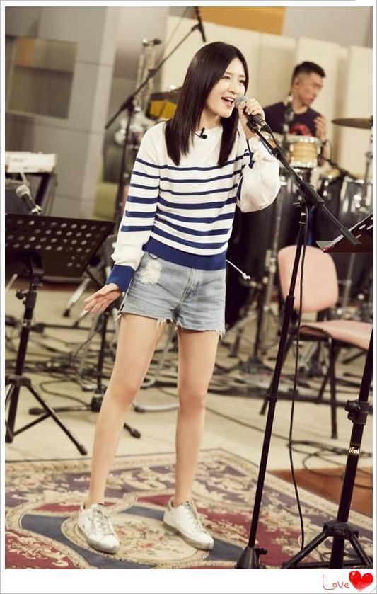 谢娜太强了！成功解锁牛仔外套新穿法，网友却说：亮点都在后背上