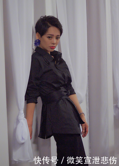 宁静因为耿直被热议，46岁的她打扮起来还是御姐，谁能说她老