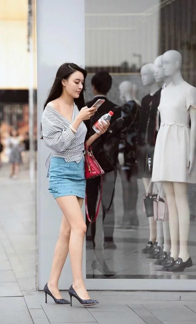 街拍，牛仔裤包裹小少妇的大长腿，很是抓人眼球