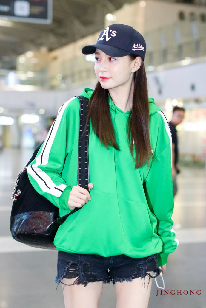 沈梦辰最新机场秀大玩下体失踪，网友:我要有这身材也天天这样穿