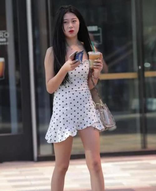  「蕾丝」街拍：如花似玉的小姐姐，一条白色的蕾丝连衣裙，青春活力气息