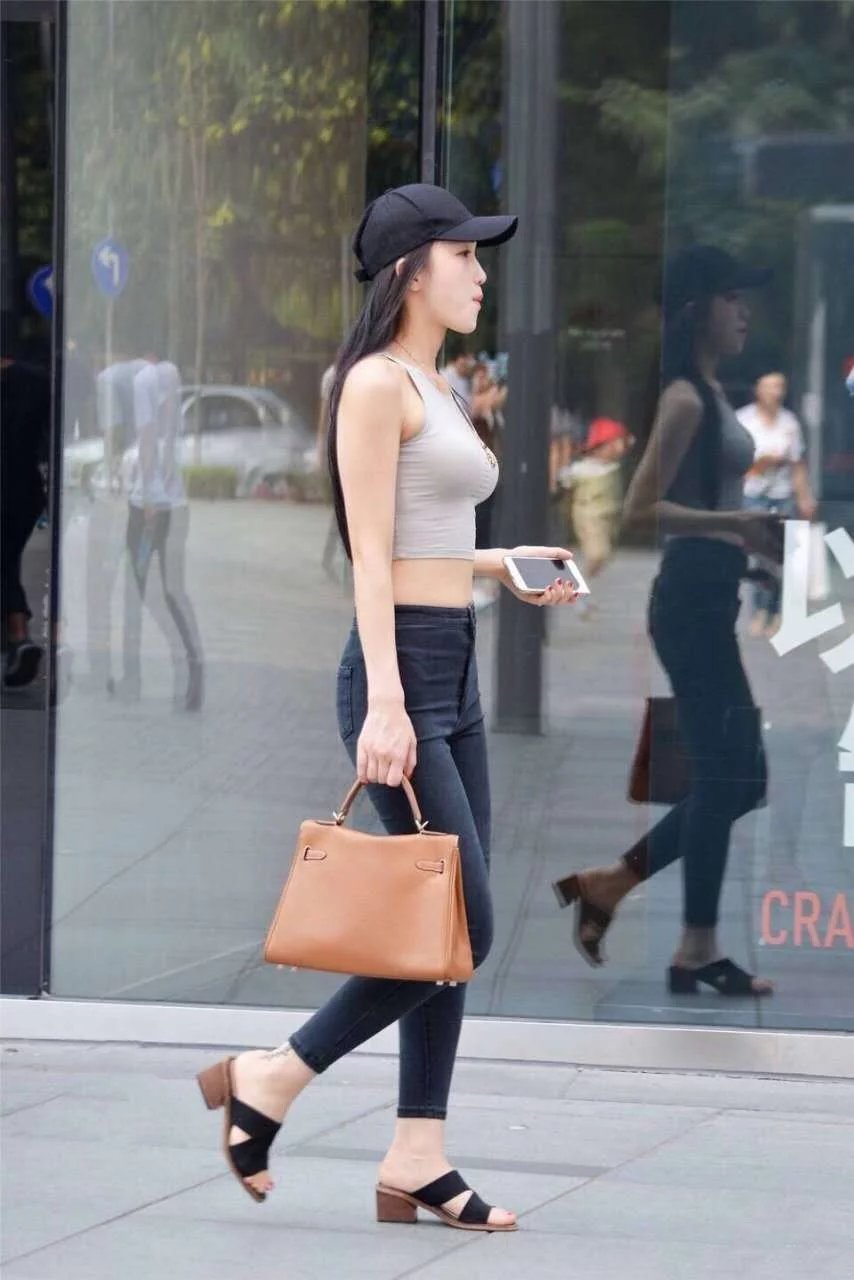 时尚少妇一身紧身穿搭，裹出凹凸身材，这样的身材你们喜欢吗