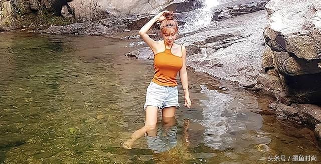 泡温泉来款挂脖吊带，吃个面都美的过分！