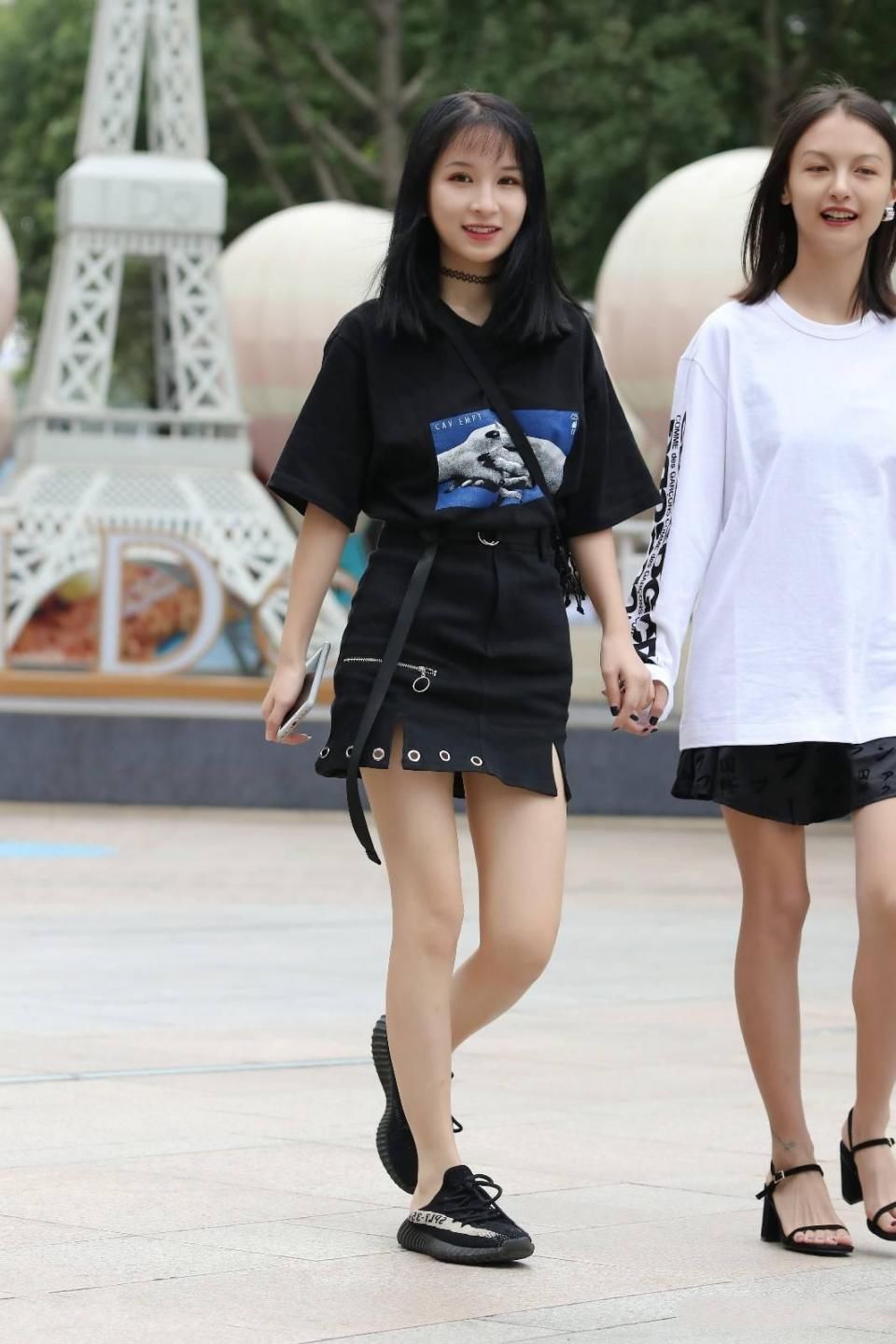 街拍：小姐姐身材矮小，长了一张娃娃脸，非常的清纯可爱。