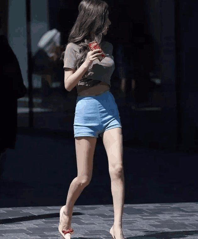 小姐姐身材高挑,颜值也不错,一双白嫩大长腿越看越美!