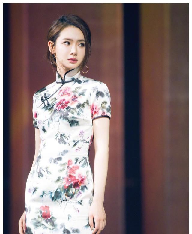  #美女#穿旗袍闪耀全场，球迷称为中式八球“最美女裁判”，气质不输女星