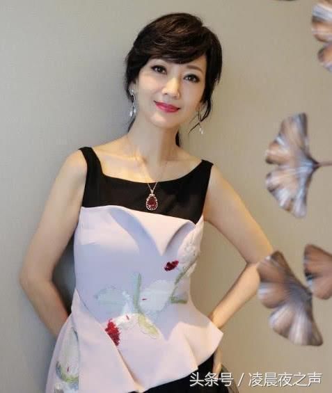 赵雅芝太大胆了，穿着“安全裤”就出门，网友：还敢再少穿点吗