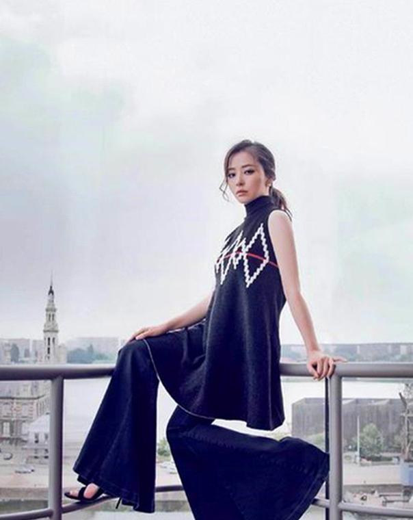 张靓颖真是豁出去了，穿一袭抹胸裙惊艳无比，网友：裙子有点小了