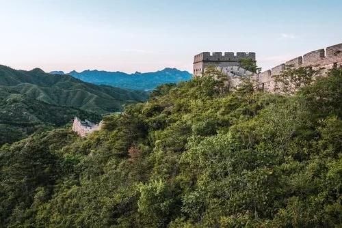  真爽@登上中国景色最壮观的长城，却几乎没有游客，一人独享长城真爽