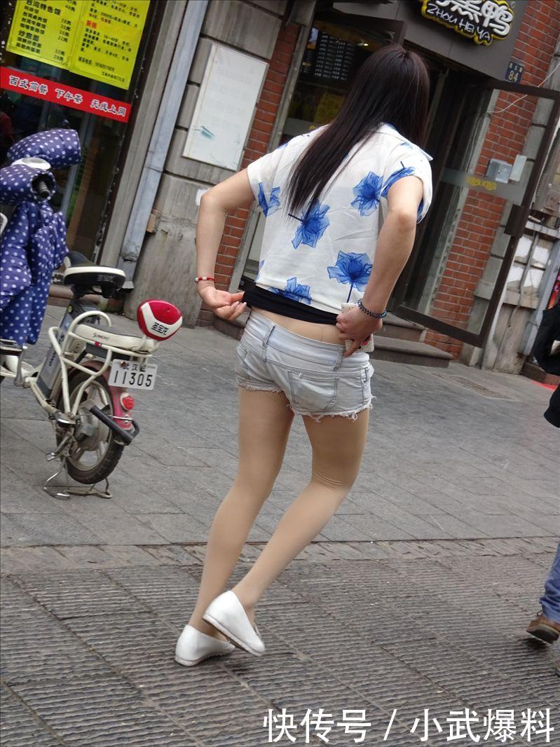 在夏日的来临时, 我们看看美女这些超短热裤的性感穿搭。