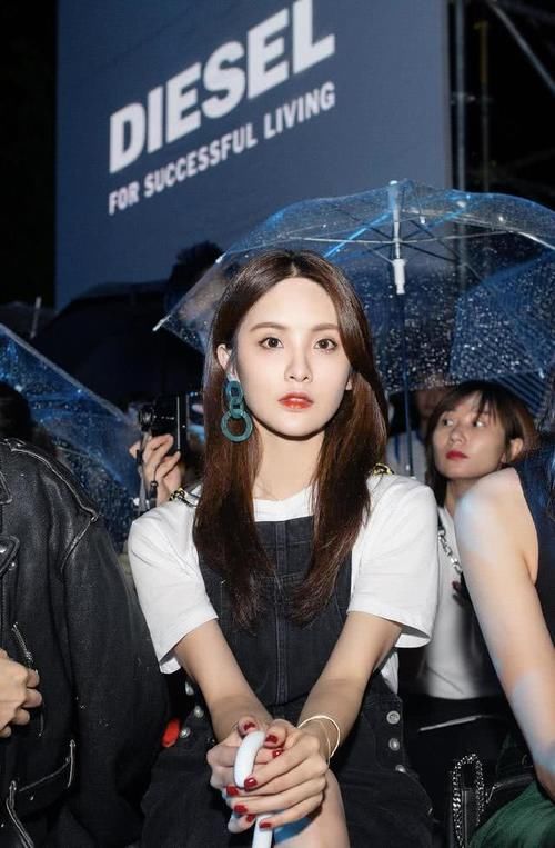  『气质』赖雨濛时尚感开挂，穿牛仔背带裙配白T恤去看秀，终于有时髦气质
