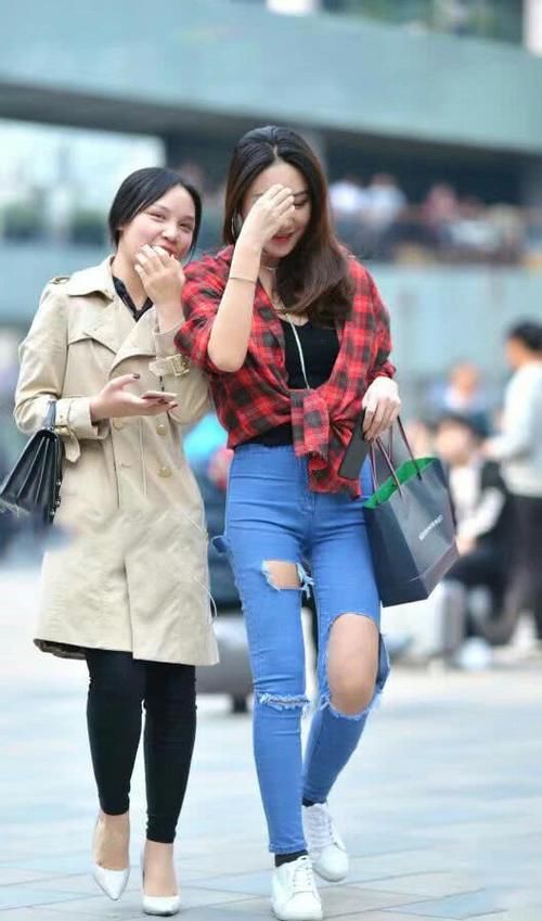 牛仔裤让你瞬间拥有白富美的腿部，穿出来很有气质，搭配恰到好处