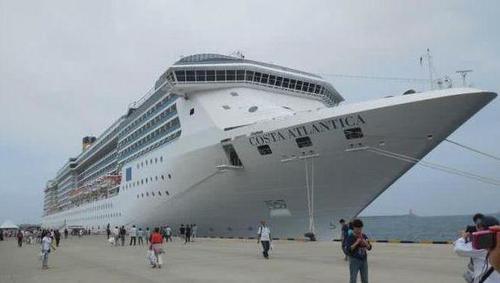 中国游客迷上“邮轮行”,扫光船上自助餐,网友:国人缺乏教训