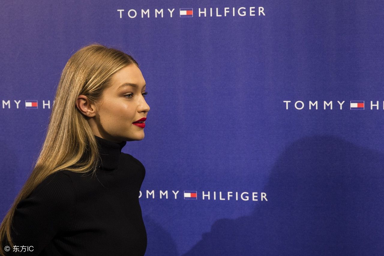 吉吉哈迪德不愧是超模!脚踩一根“糖葫芦”，普通人穿肯定摔