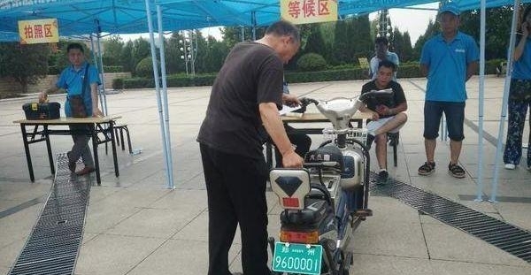 农村禁摩后再限电车，农民出行犯难，专家给3个建议，老农直摇头