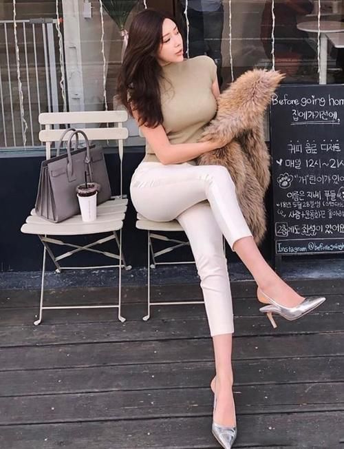  美女■苗条气质牛仔裤美女，曼妙身姿挡不住，微微一笑很迷人！