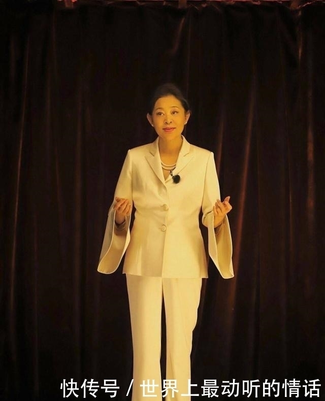  穿搭：60岁倪萍终于穿对了，穿白色运动外套配萝卜裤走机场，时尚又减龄
