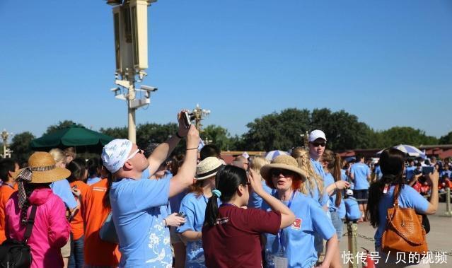 外国人眼中的中国旅游团:一眼就能看出,三个特征“很中国”