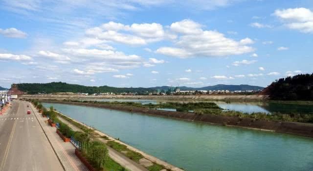 「最悲」四川最悲催的县城,地处三大发达城市中间位置,至今依旧没高铁