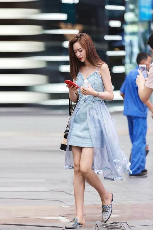 街拍：偶遇超气质美女，性感尤物气场十足，满屏长腿看花人眼！