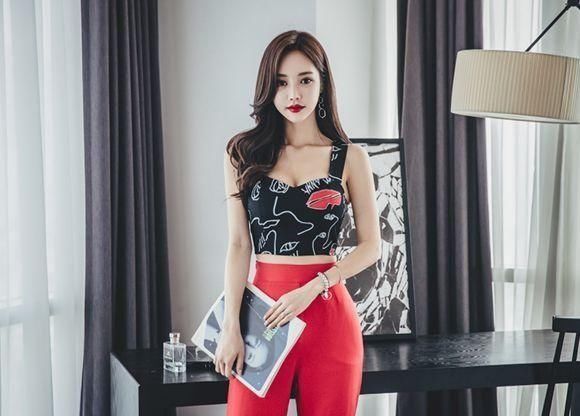  【美女】街拍：青春活力的紧身裙美女，尽显柔美气息！