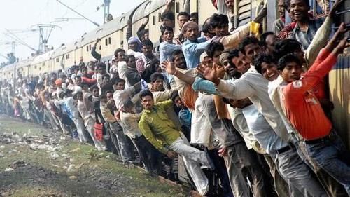 开挂的印度火车，吸引了大量游客拍照观光，有何吸引力呢？