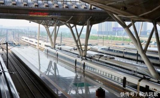 为什么大部分的高铁站都建在了郊区，而不是建在交通方便的市区？