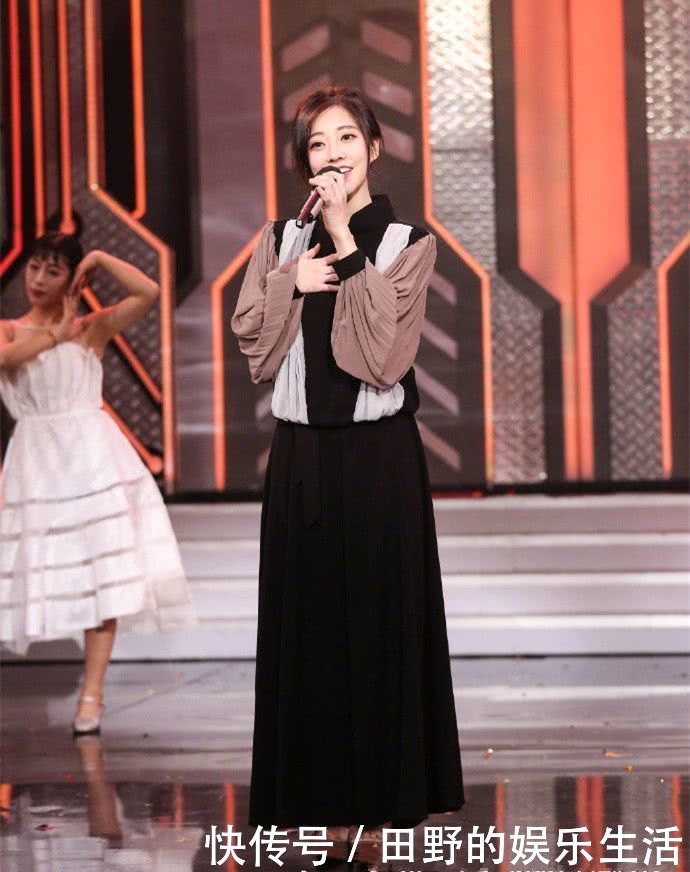 冯提莫难道是靠一条短裙穿出了高挑感?错!网友