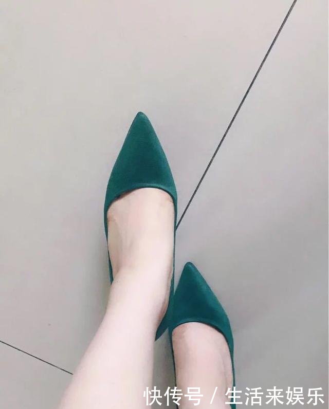 尖头高跟鞋让你优雅的自信中透着几分年轻的活力，一脚美到底
