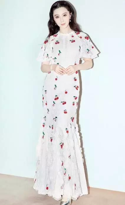 别看徐璐只有23岁，穿衣尺度丝毫不输范冰冰，网友：有料就是自信