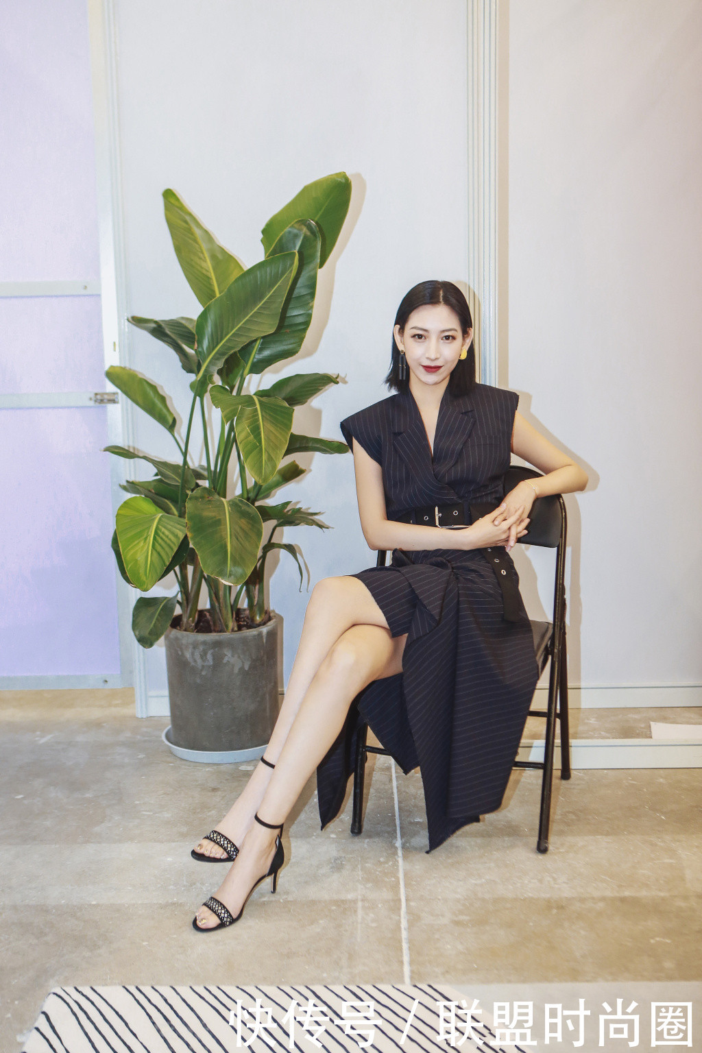 温雅穿抹胸裙玩性感，暴露了一双惊艳长腿，网友：被这腿给征服了