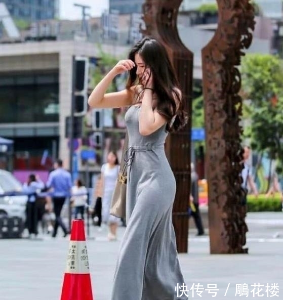  #风范#街拍皎若秋月的美女，一条灰色的连衣裙，时尚气质风范