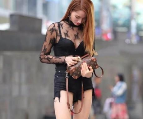 紧身打底裤美女，大秀娇嫩肌肤，展露迷人小蛮腰，令人倾心夺目！