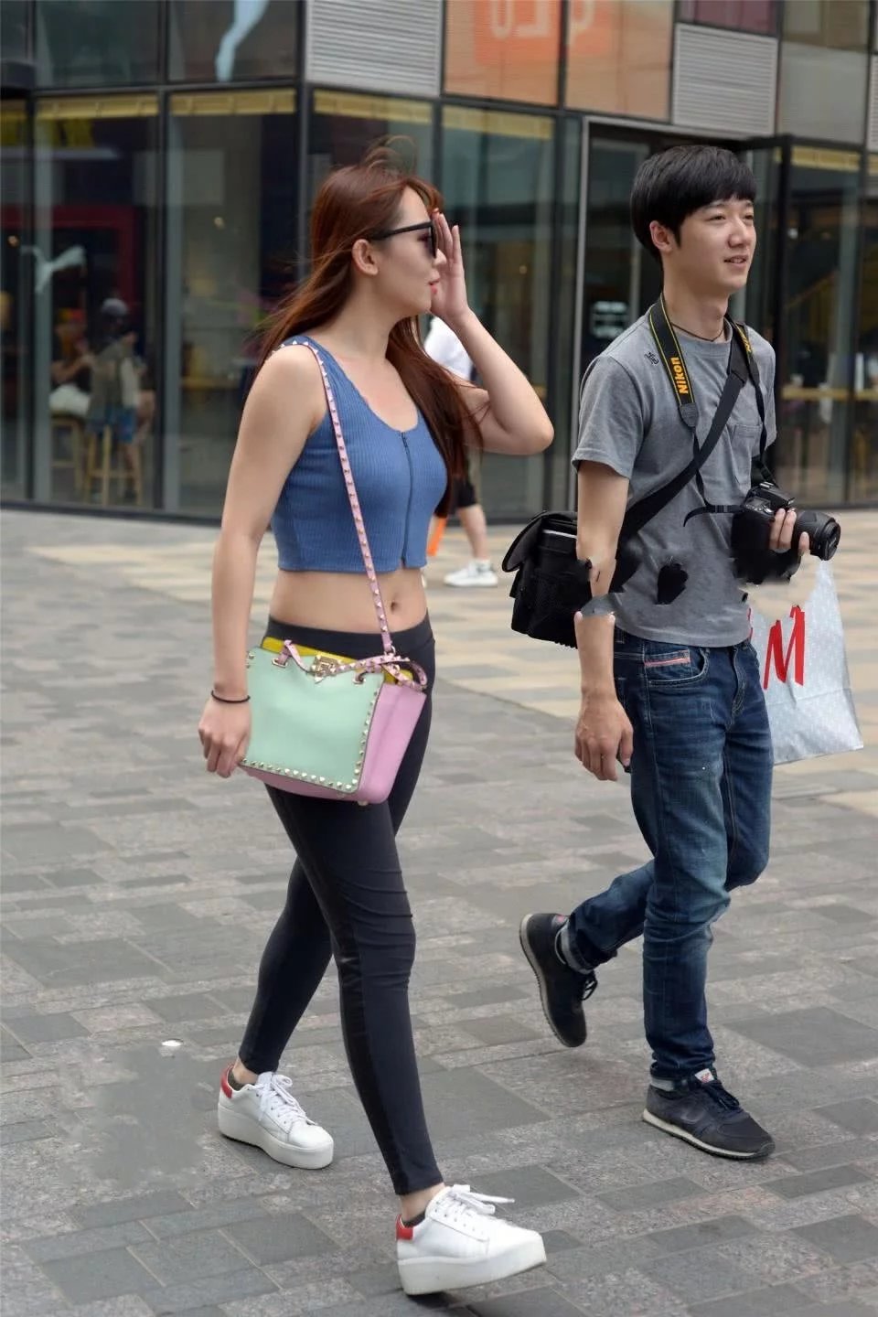 可爱的紧身裤女孩，时尚的穿搭，尽显青春活力