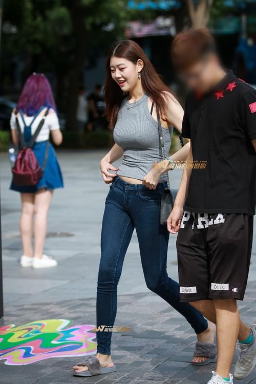 路人街拍，喜欢小姐姐甜甜的笑容，更喜欢凹凸有致的身材