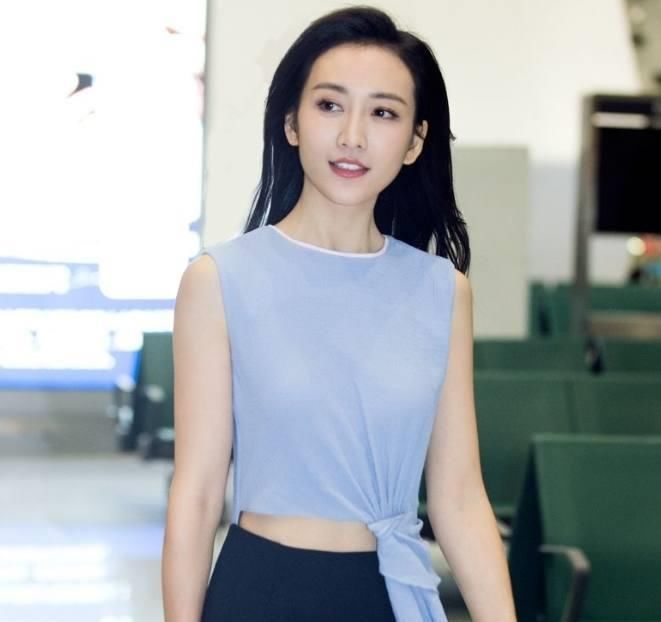 路人镜头下的王鸥：图3展现完美至极五官，最后一张脖子好长！