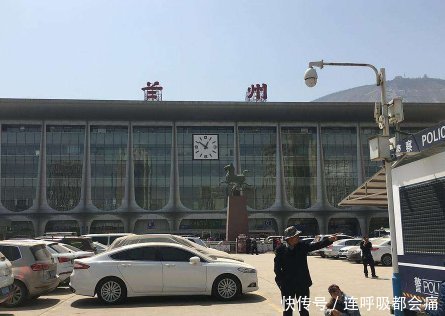  我国@我国一座火车站有错别字，就连小学生都知道，却一直没有改