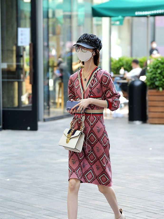 『服饰』街拍:让服饰搭配更有章法的白色口罩美女