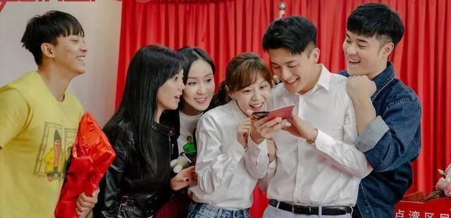 爱5张伟和谁在一起