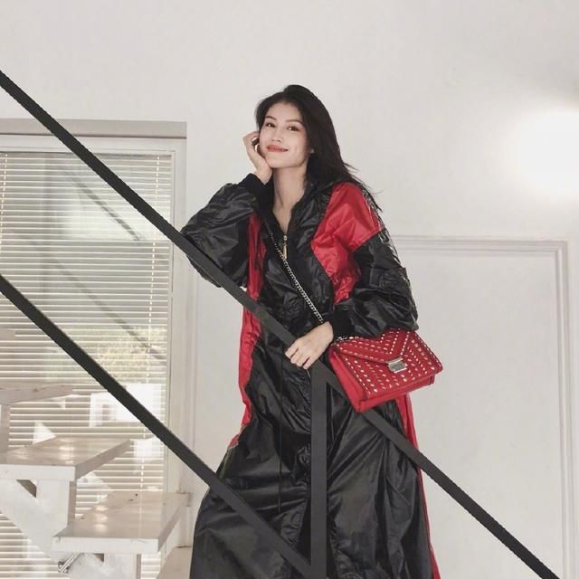 何穗身穿黑色吊带裙现身维密面试，气质十足，网友：仙姑白到发光