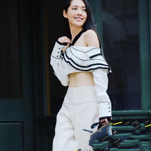 郭碧婷穿连衣短裙出街，还要故意剪开叉，网友：显腿长呗！