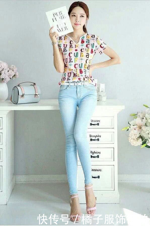会穿衣服的女孩，总能知道牛仔裤的重要，让你很好勾勒出完美的身
