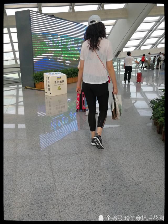 1米92惠若琪胆真大！白T恤薄到什么都看得见！网友：太吸睛！