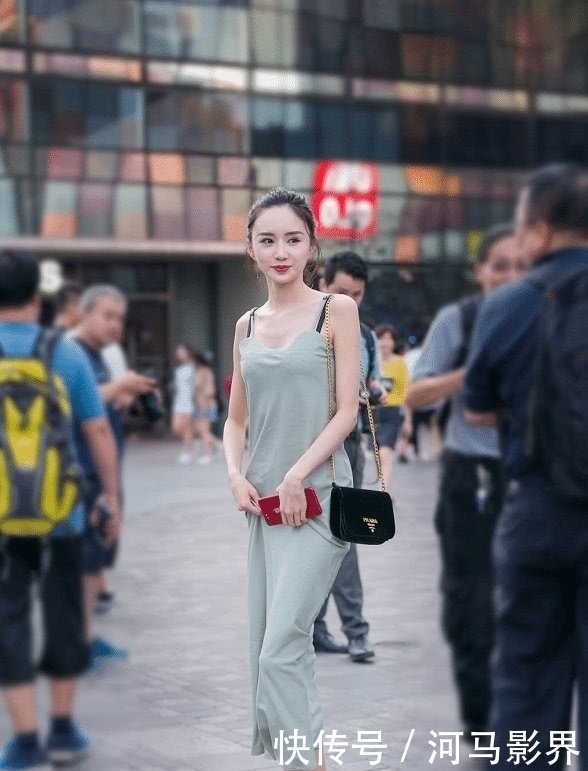  美女|街拍美女时尚有型的小姐姐，飘逸的连衣裙，彰显女神的气质