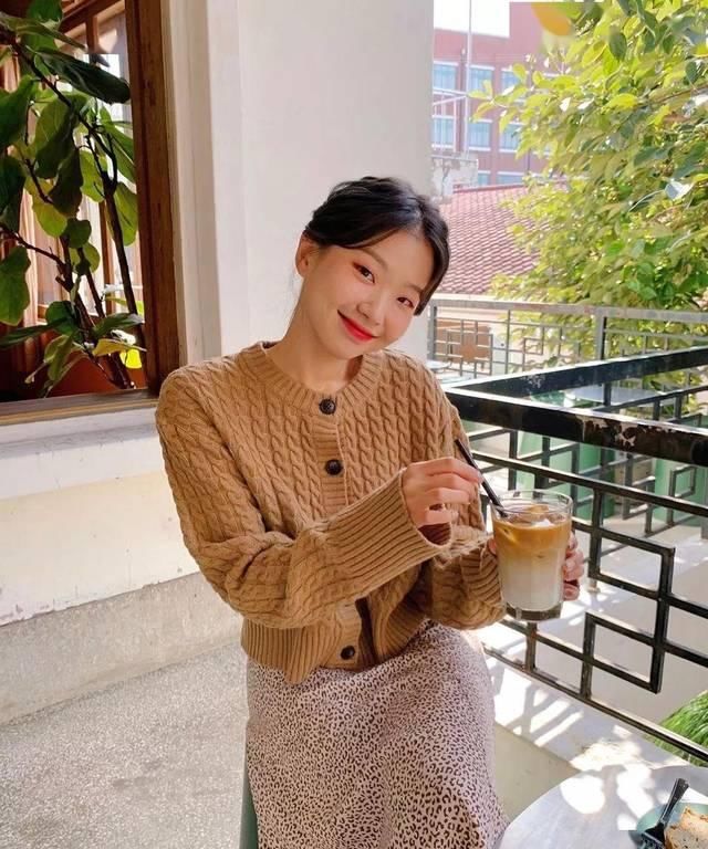 色开衫:早春开衫这么穿,搭配裙子、内搭美极了 !