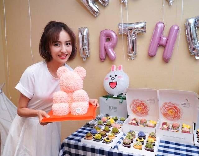 34岁的佟丽娅与粉丝提前庆生，网友：发型加分，重返十八岁了！