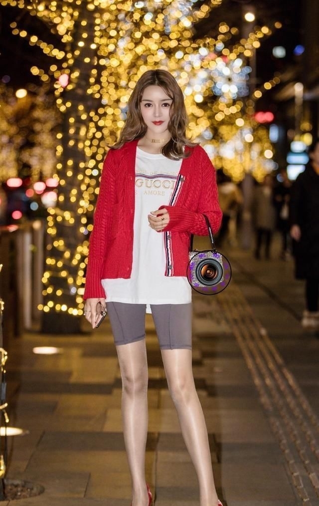 【气质】时尚的姑娘穿尖头细跟鞋逛街,服饰搭配端庄大气,展现成熟气质