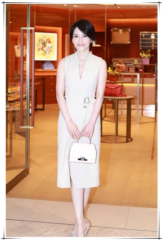 49岁许晴和47岁俞飞鸿同穿西装裙，终于知道保持少女心的重要性了